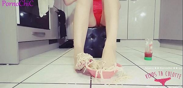  Fetichisme pieds amateur - une blonde écrase des spaghettis - foodcrushing - Vends-ta-culotte.com